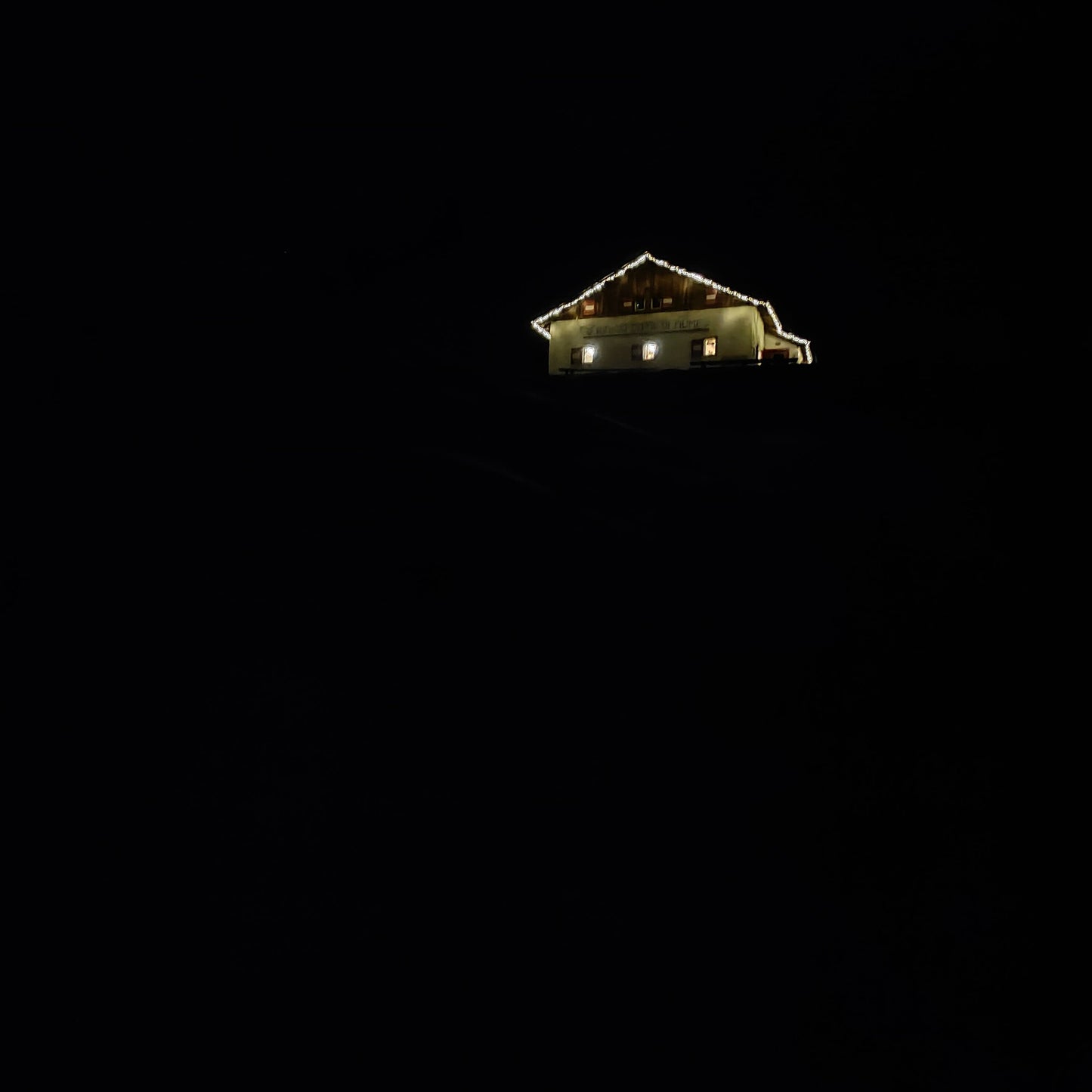 Ciaspolata notturna al rifugio Citta di Fiume con cena in rifugio - Cristiano Gregnanin Guida Alpina Certificata Dolomiti