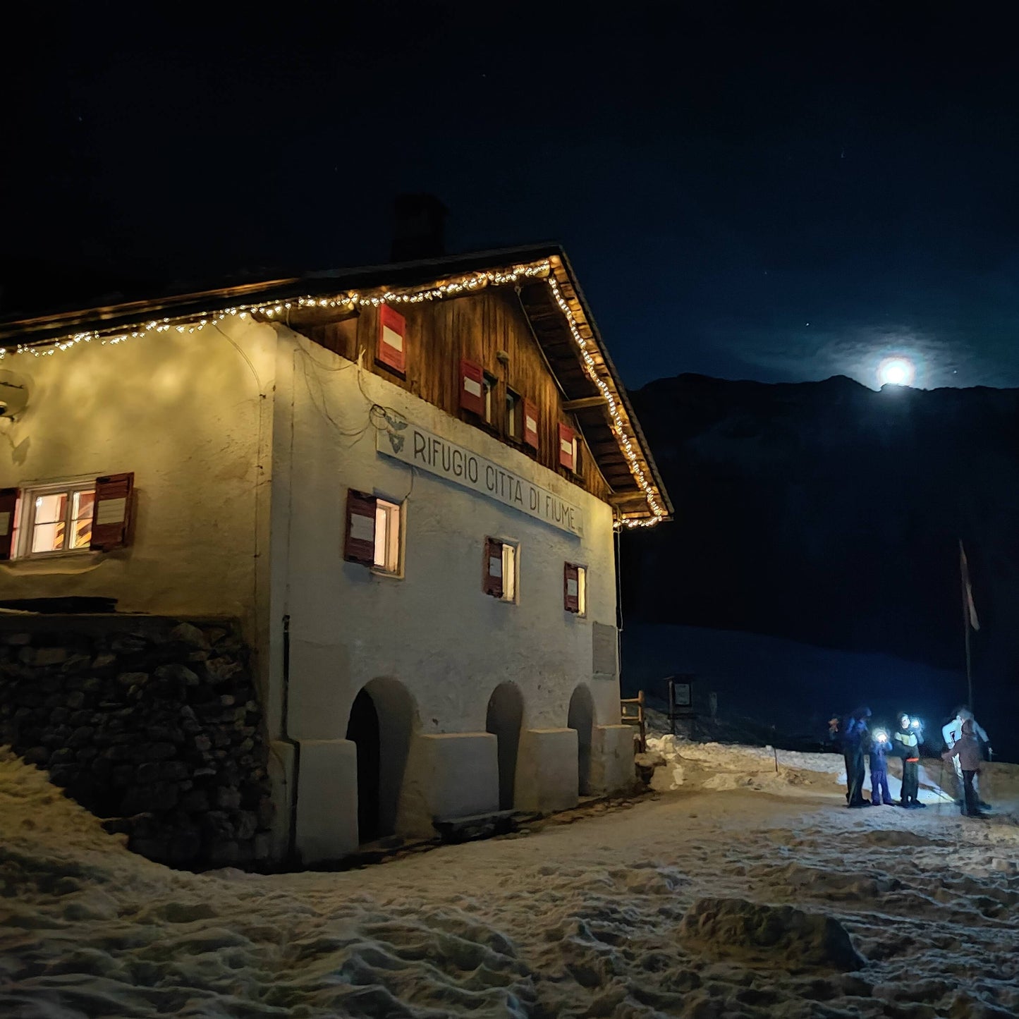Ciaspolata notturna al rifugio Citta di Fiume con cena in rifugio - laguidalpina.it - Guida Alpina Cristiano Gregnanin